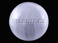 selenitová koule o průměru 18 cm